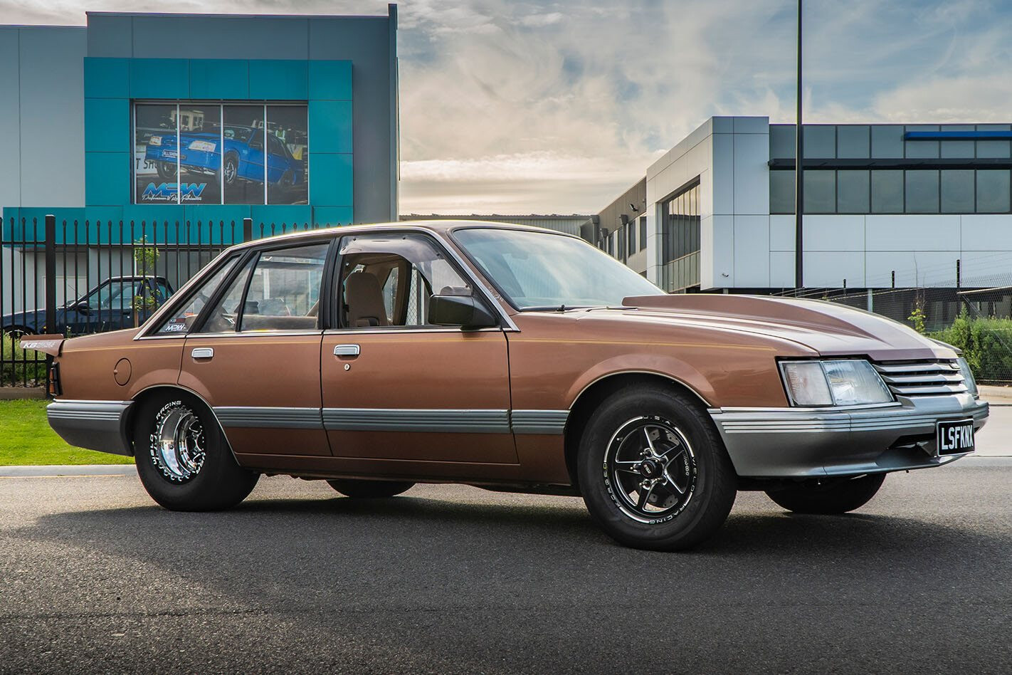 1500hp twin-turbo VK Commodore prepares for Drag Challenge – Video
