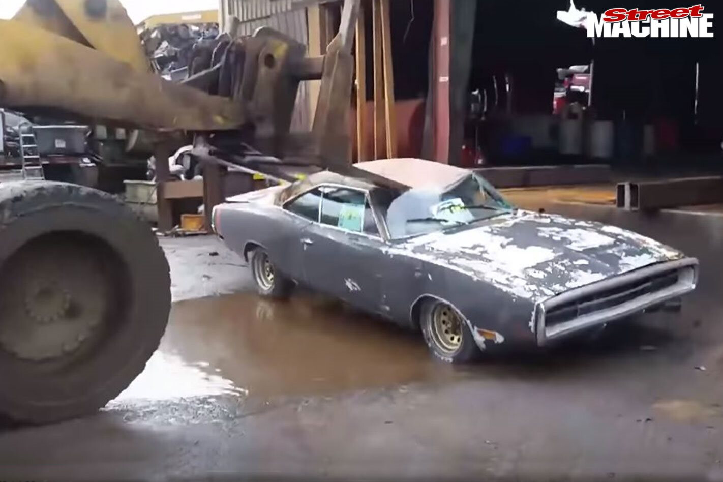 Bloke crushes 1970 Dodge Charger to punish lowballers