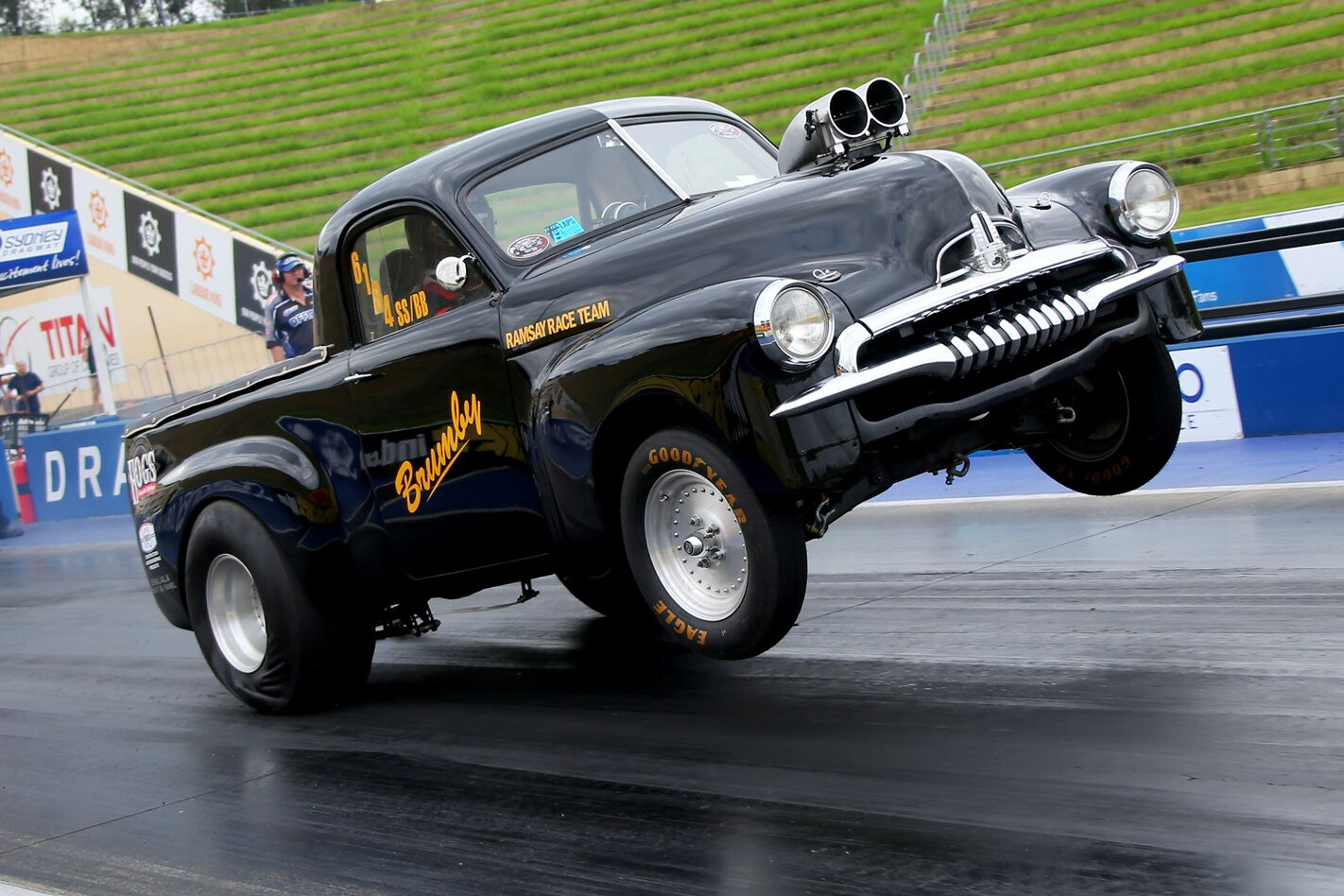 BLOWN HOLDEN SIX-POWERED BRUMBY FJ HOLDEN RUNS 8.90 &ndash; VIDEO