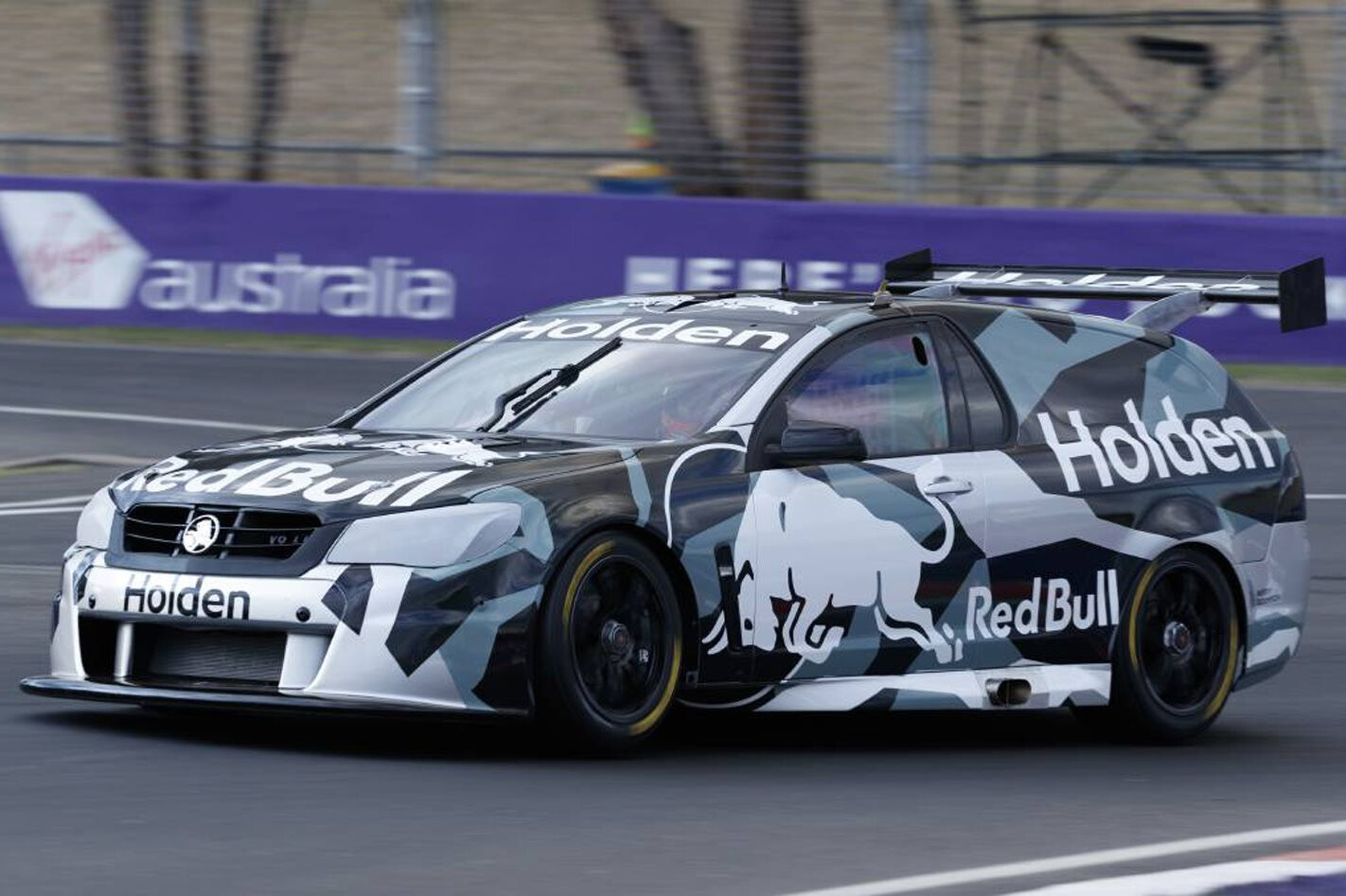 TWIN-TURBO V6 HOLDEN SUPERCAR LAPS BATHURST – VIDEO