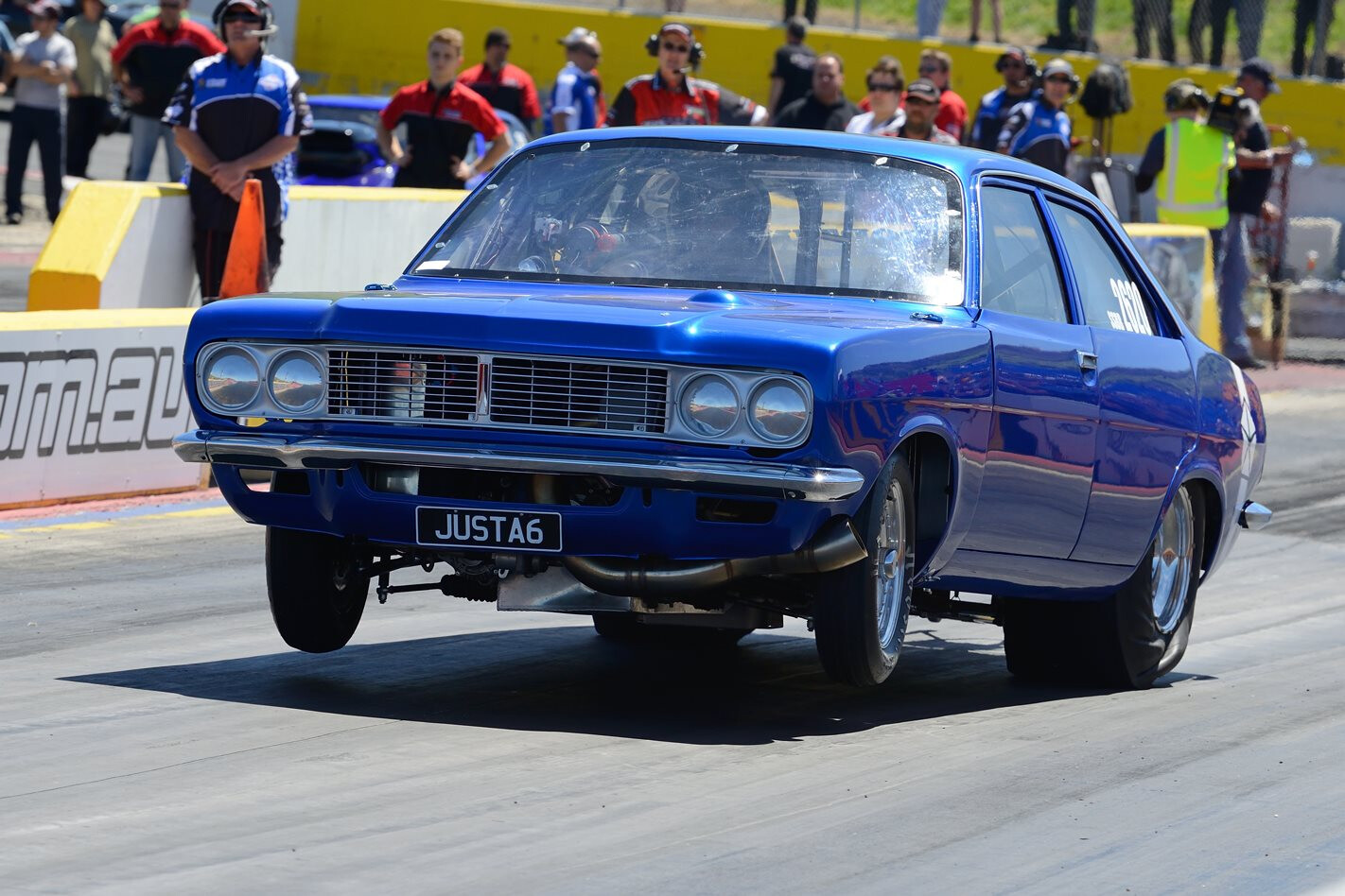 Video: Billet-headed Hemi six Centura runs 176mph