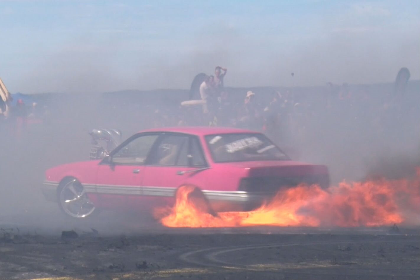 VIDEO: LOOSE VL COMMODORE BURNOUT FIRE AT UBC BALLARAT