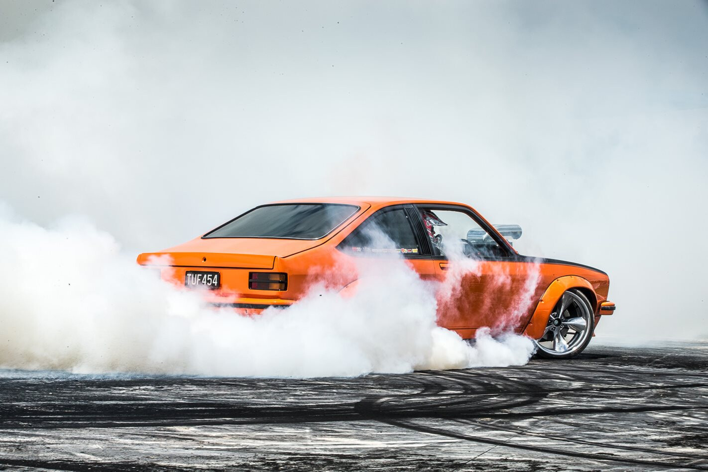 VIDEO: BIG-BLOCK TORANA HATCH SKIDS IN NEW ZEALAND