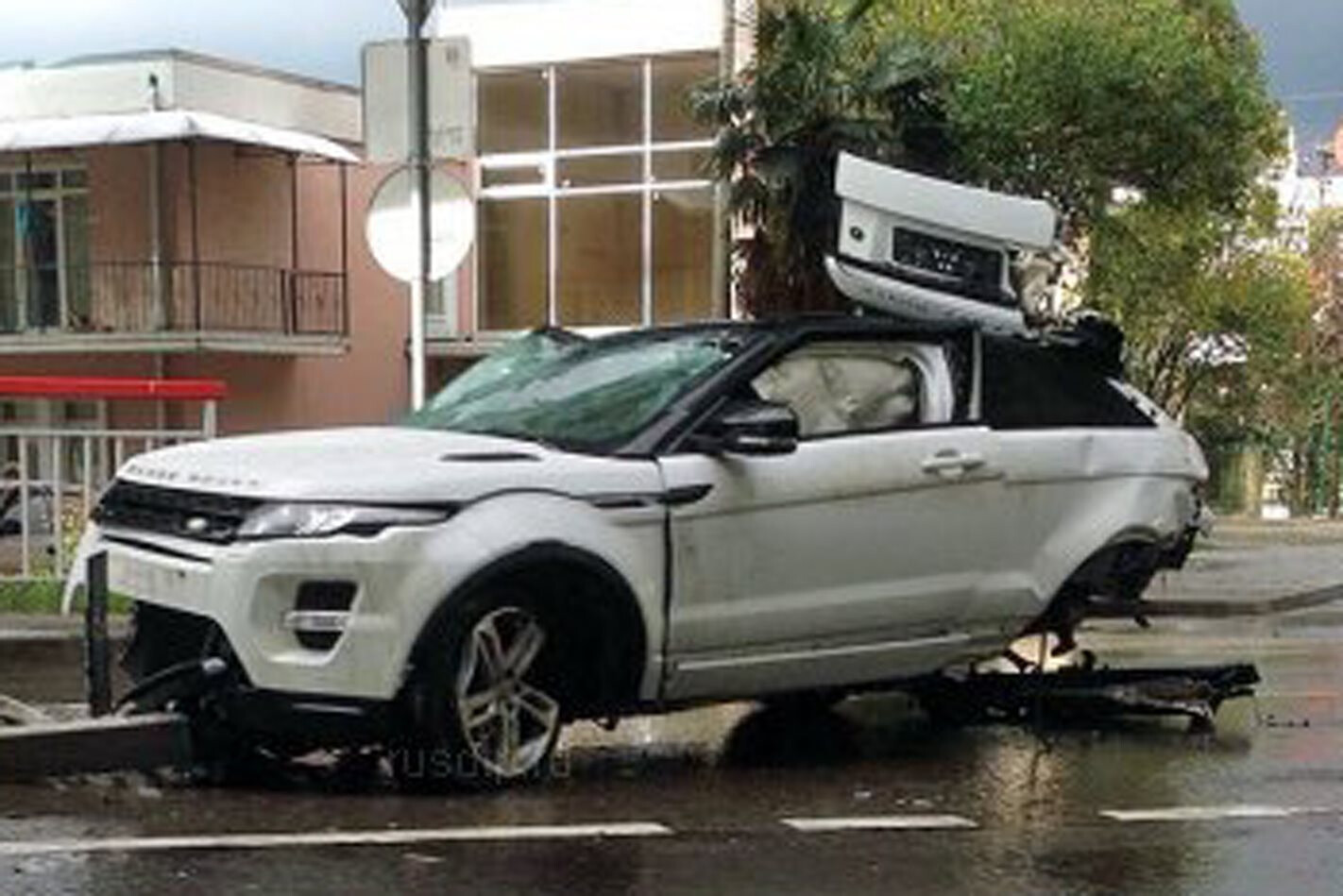 RANGE ROVER FLIES OFF AN OVERPASS – VIDEO