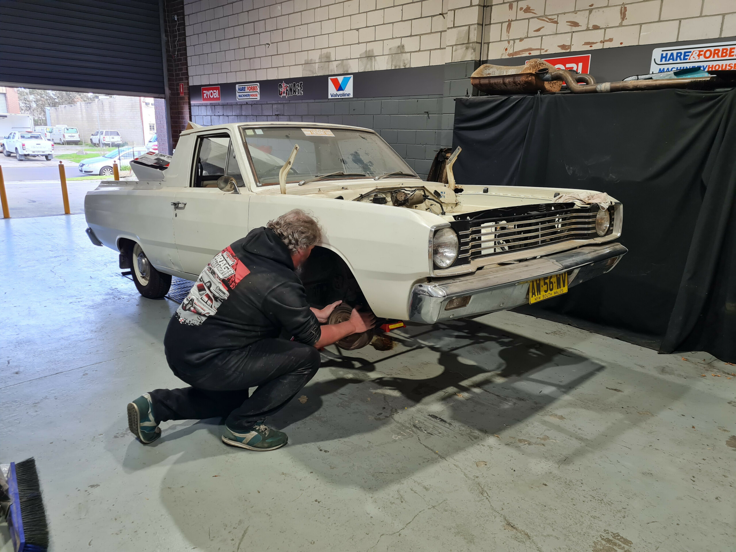 V8 Valiant ute build part four – video