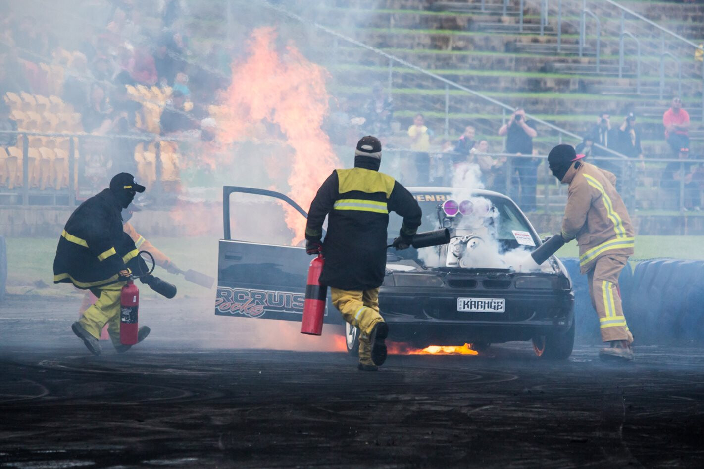 KARNAGE BLOWN VS COMMODORE BURNOUT FIRE AT BRASHERNATS &ndash; VIDEO