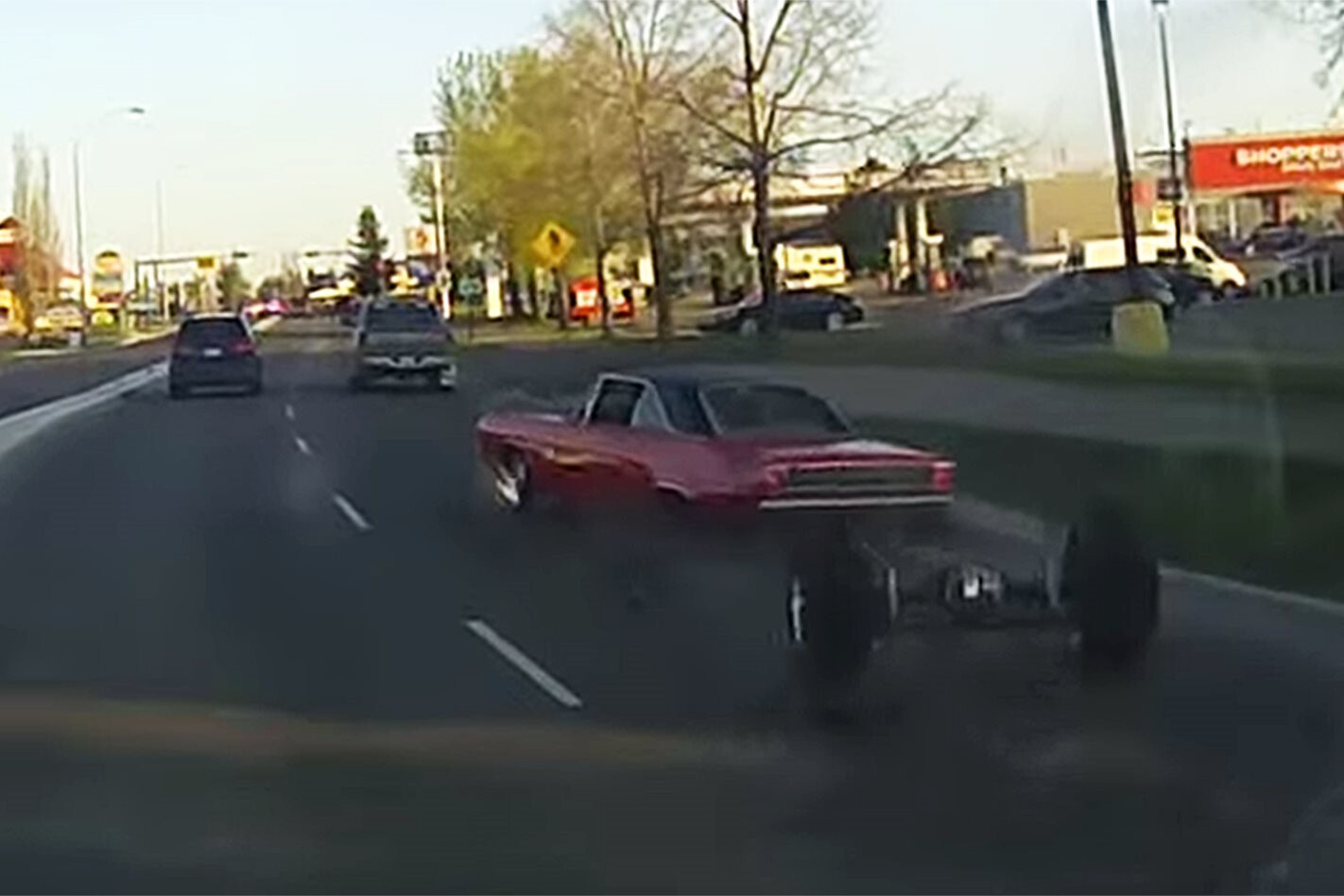 VIDEO: DODGE DART LOSES THE BACK AXLE IN CANADA