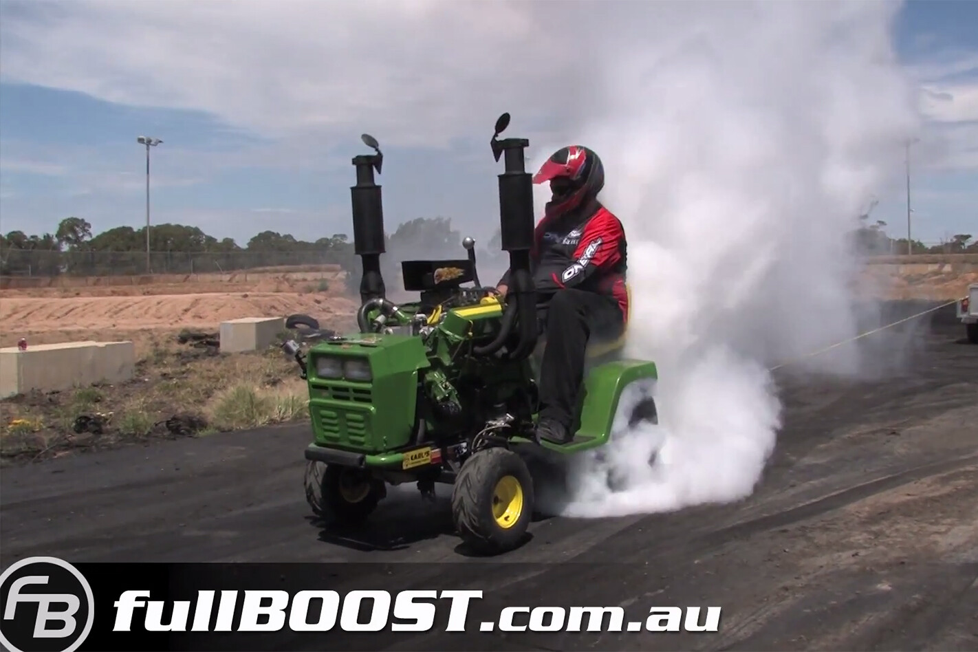 VIDEO: OH DEERE – V8 LAWNMOWER BURNOUT