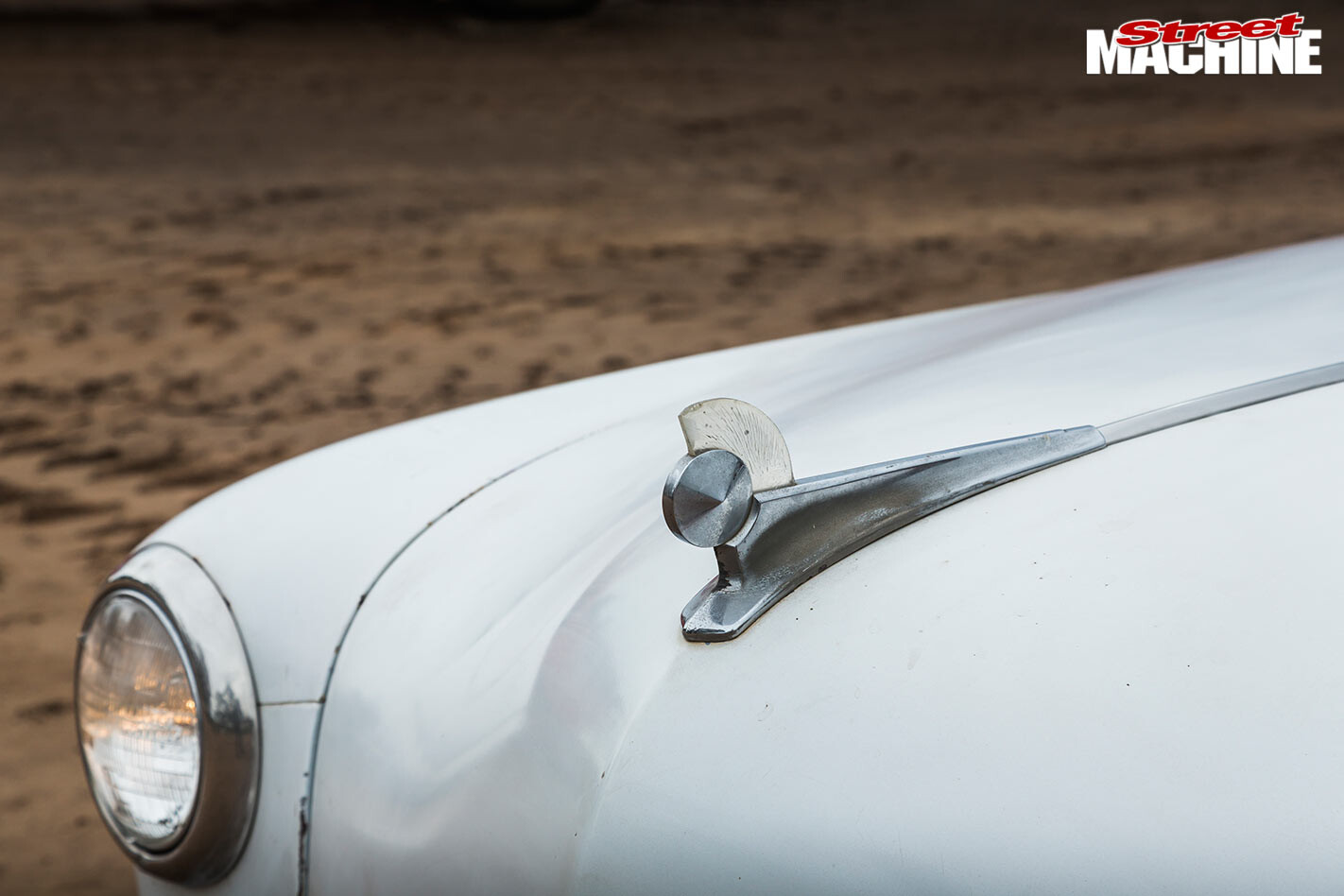 0528-ford -single -spinner -bonnet -detail