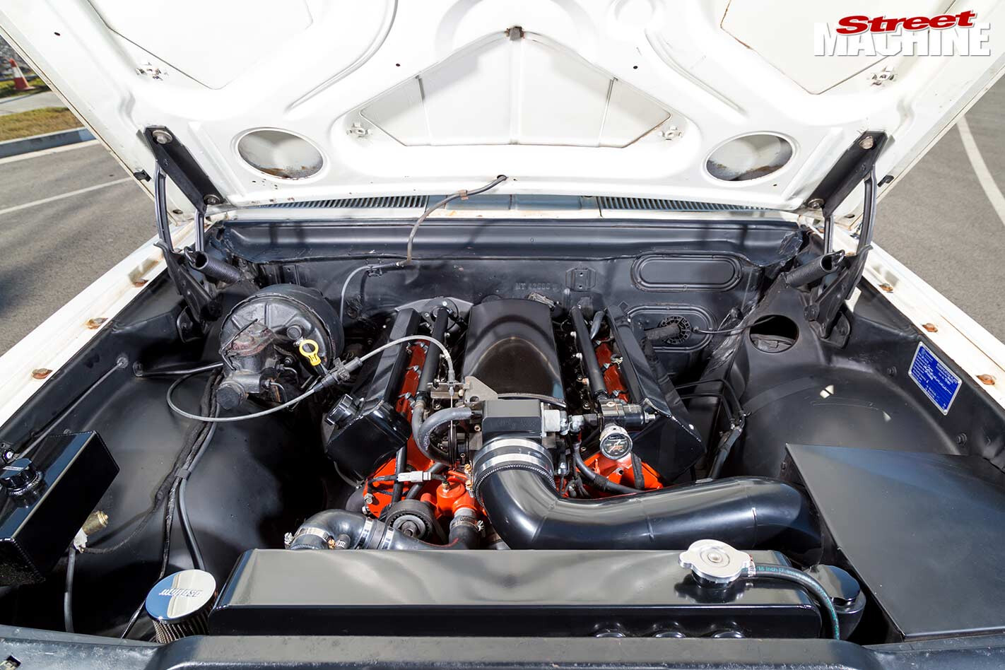 Holden HT KIngswood engine bay