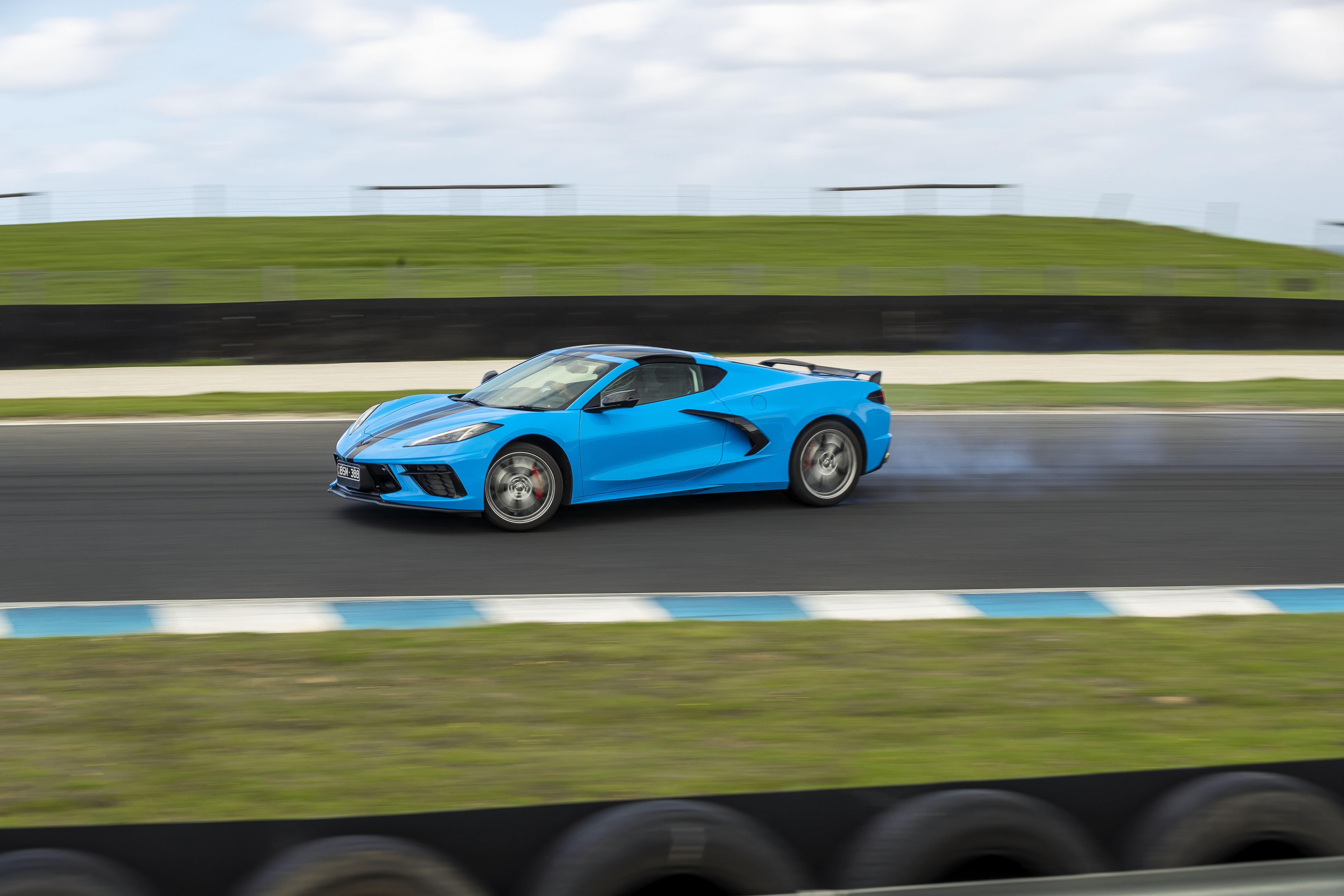 acd609c3/2022 chevrolet c8 corvette stingray z51 rapid blue australia dynamic front 5 edewar jpg