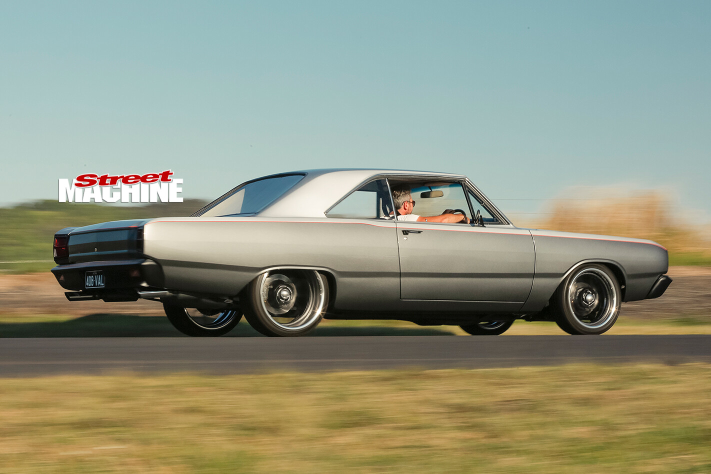 Chrysler -Valiant -VF-side -onroad