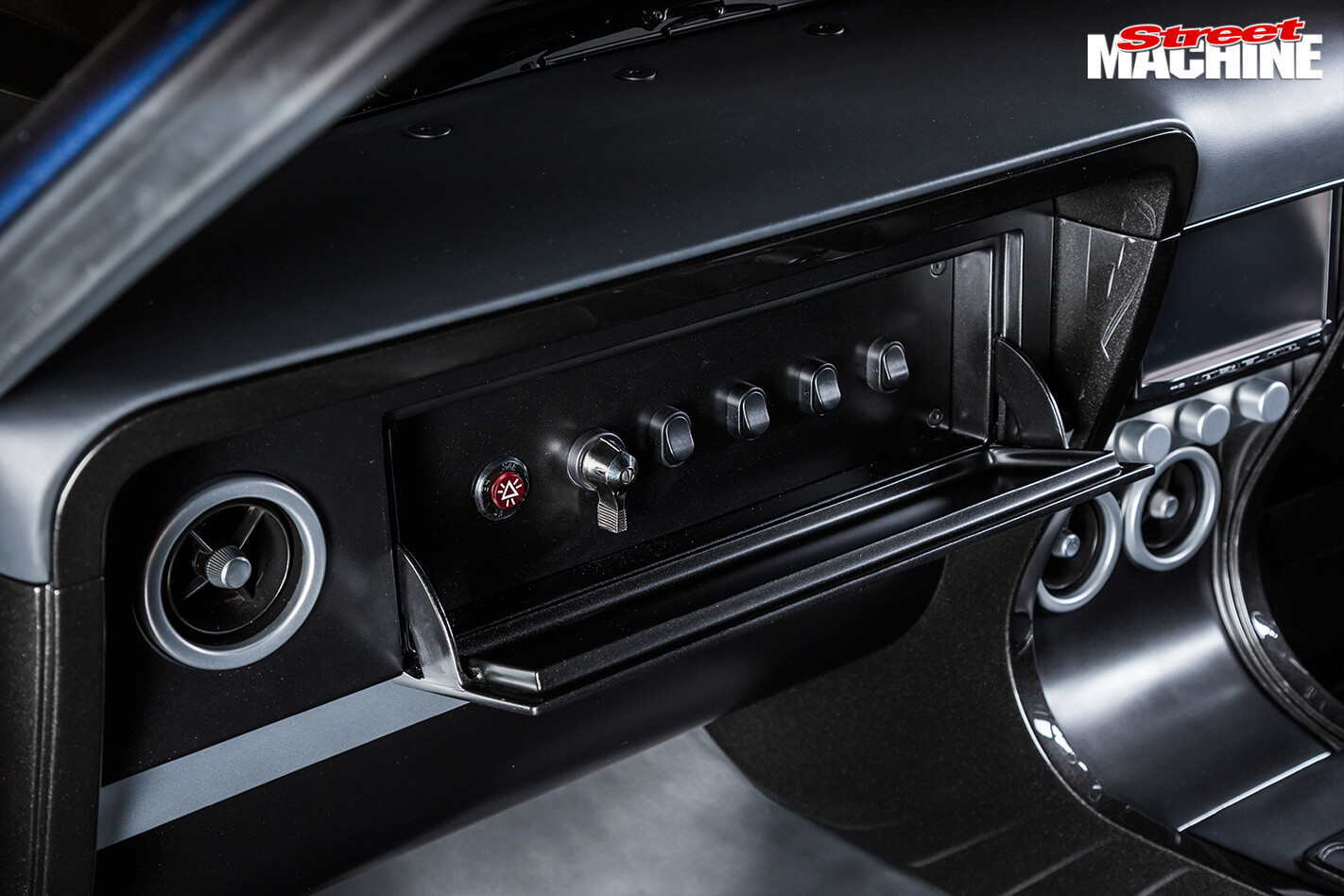 Falcon -XB-coupe -XBOSS-interior -console -2