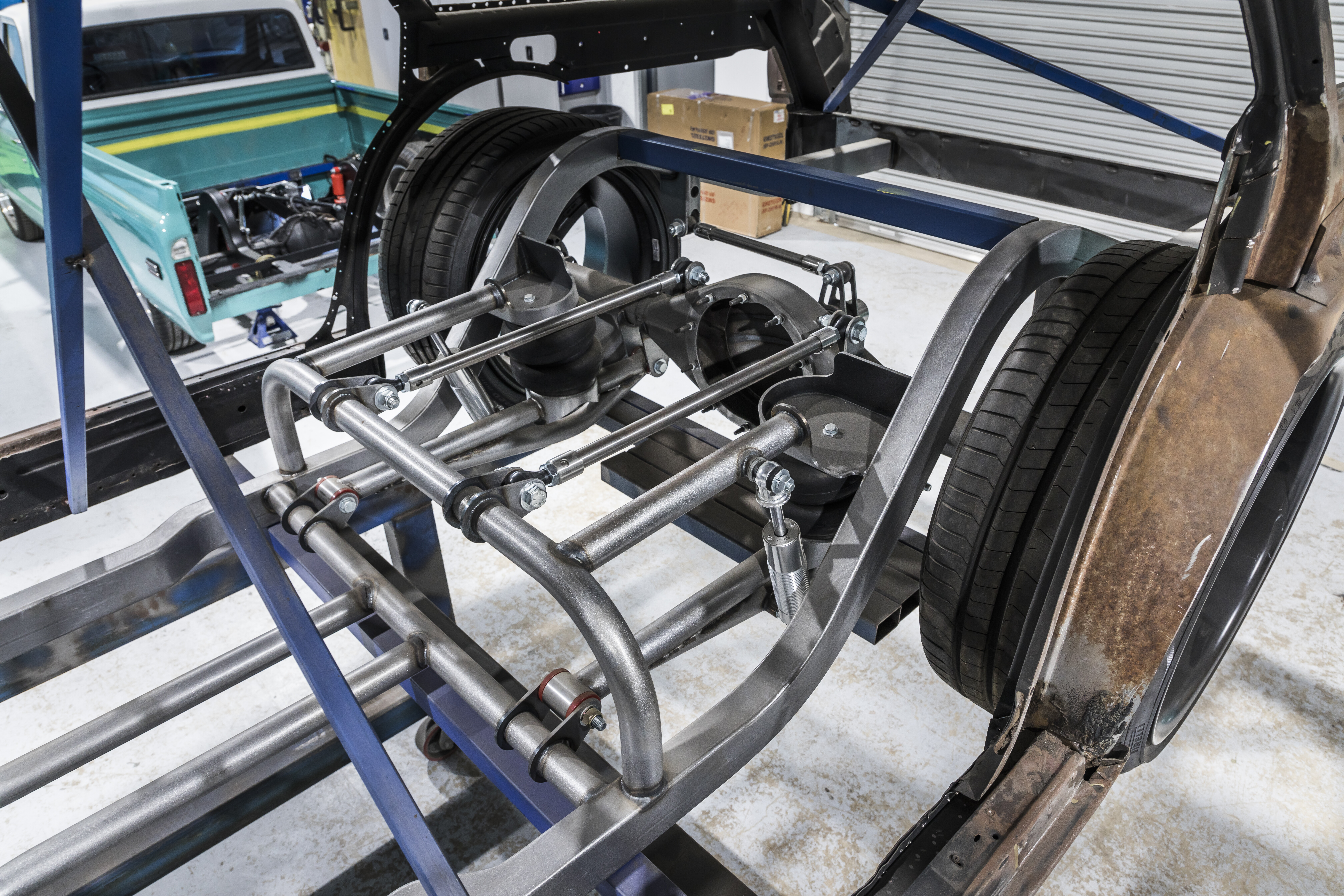 Street Machine Features Fekete XW 4
