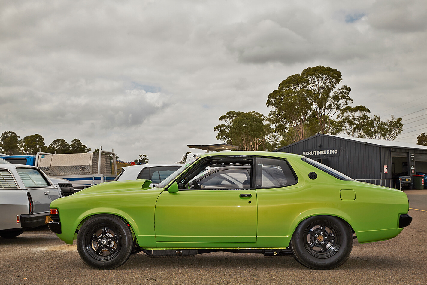 Mitsubishi Galant side