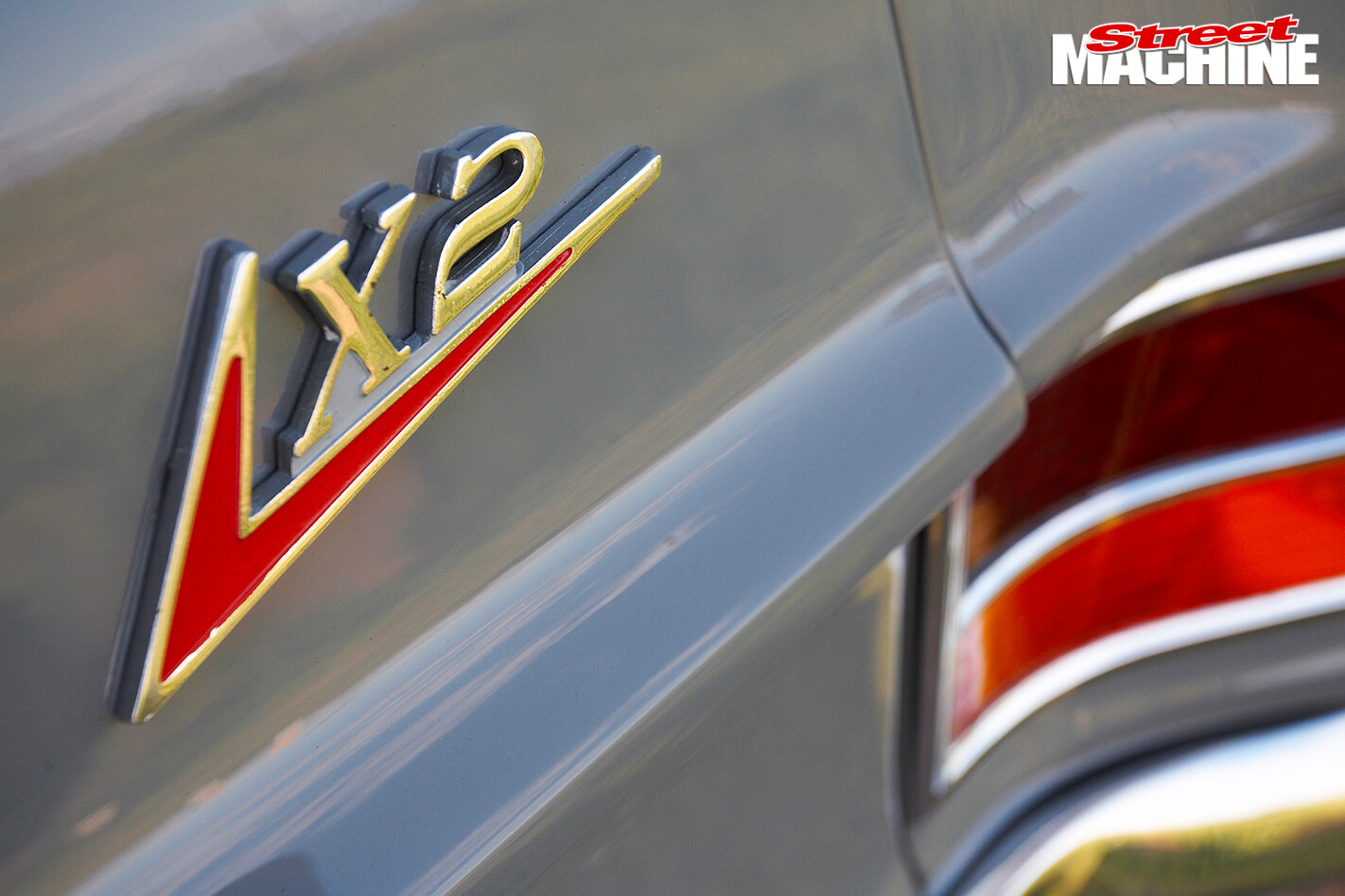 Holden -HD-van -x 2-badge