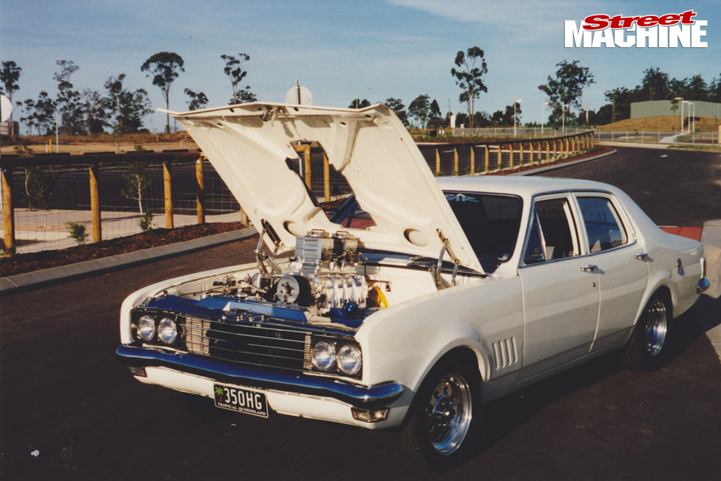 Holden -HG-bonnet -up