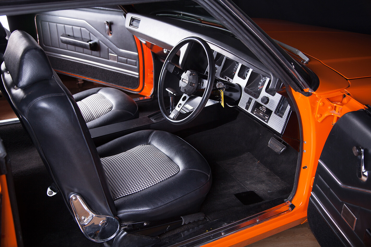 Holden HQ Monaro GTS interior
