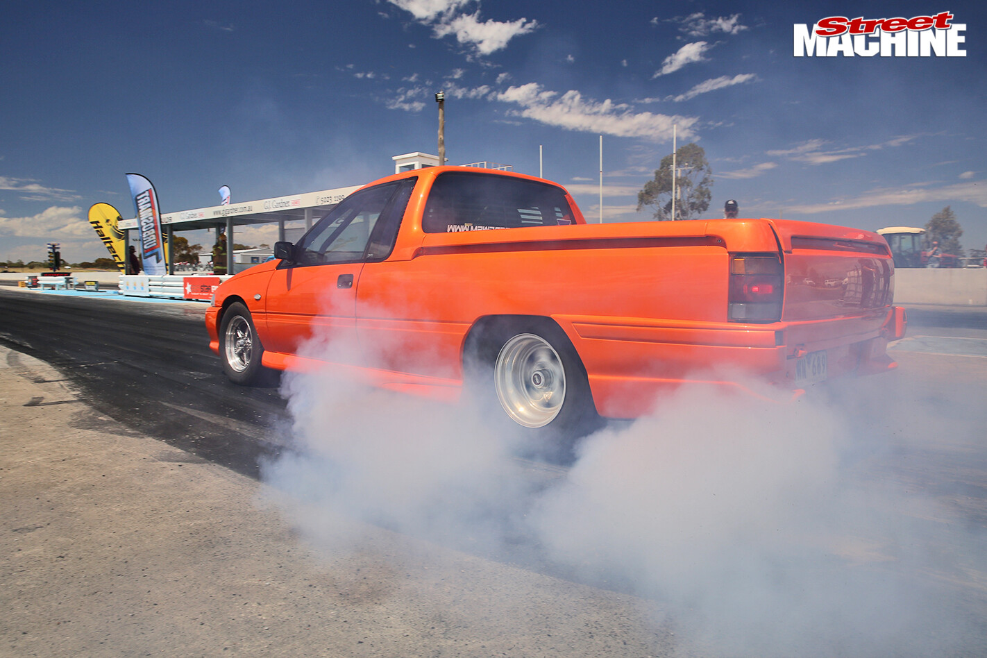 Holden -ute -drag -challenge -burnout -2