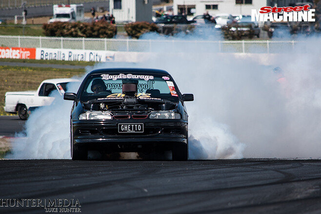 Performance car mania ghetto holden vs ute burnout