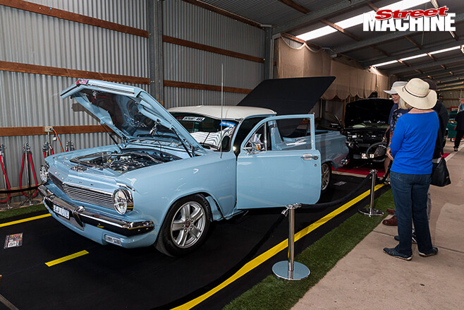 Red -centre -nats -blue -holden Ej
