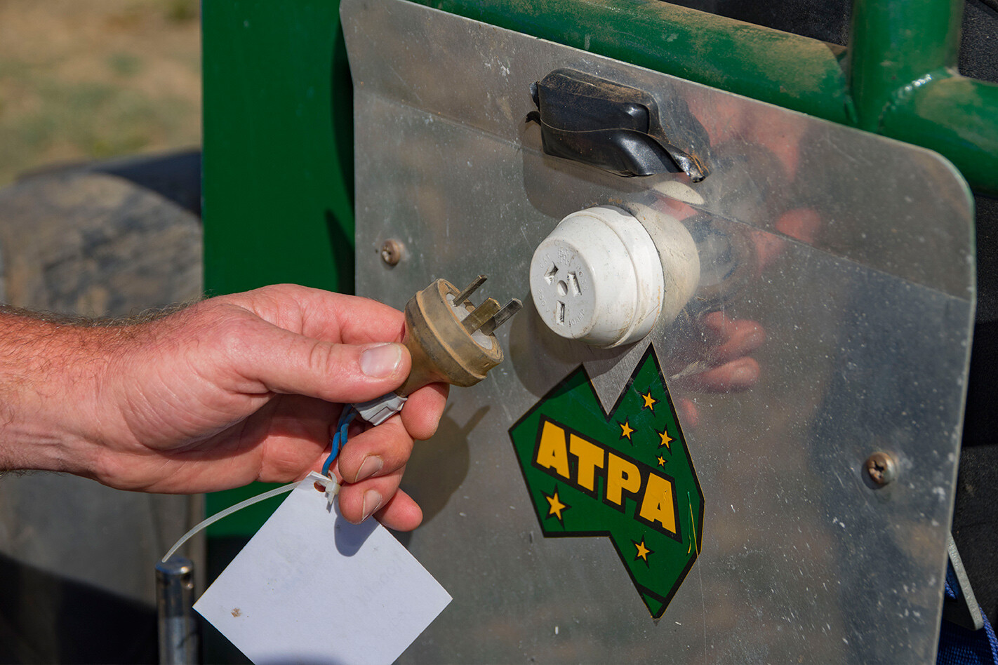 super modified mini tractor - plug