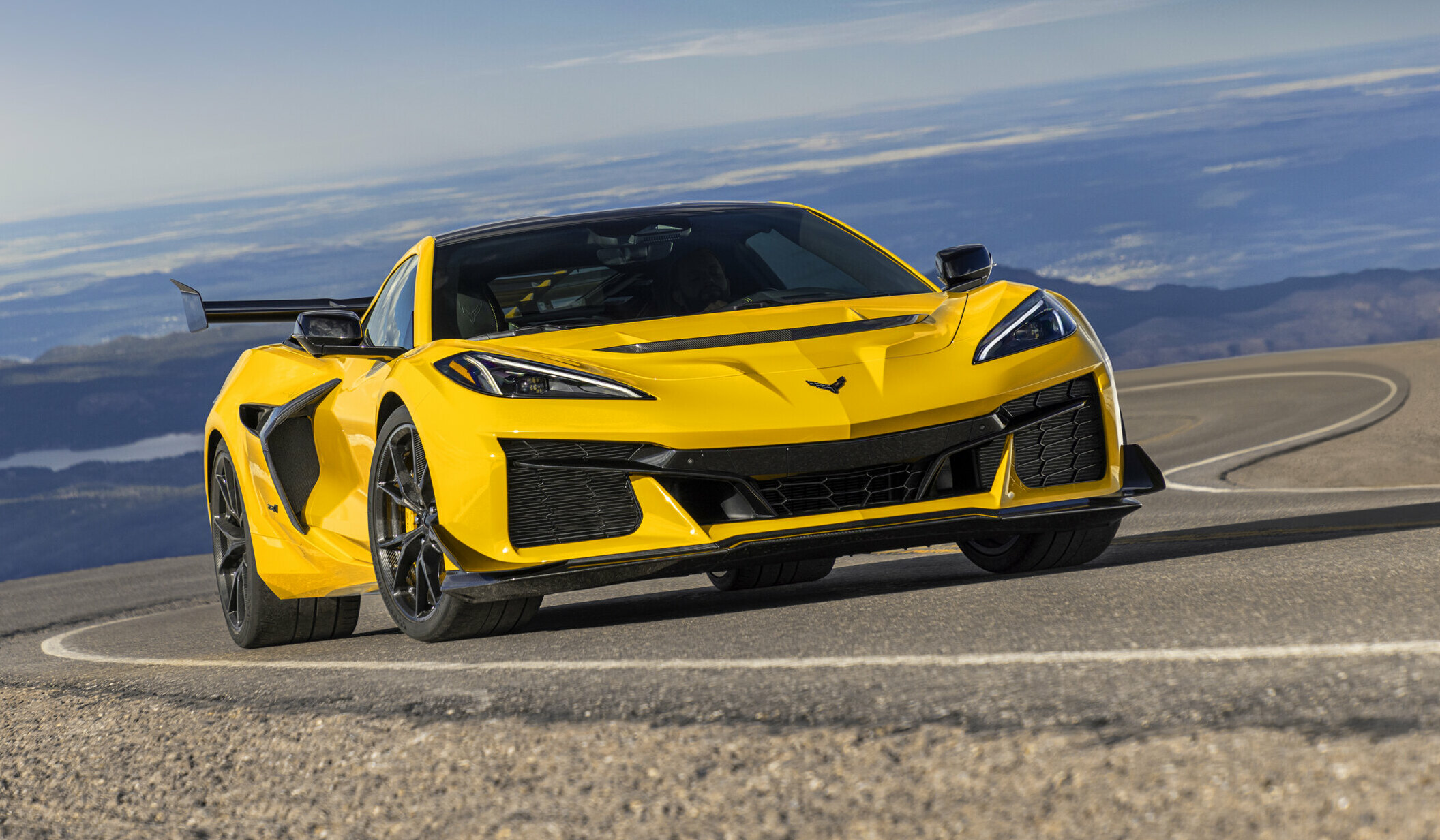VARDENA CARBONC6 世界初フルカーボンウェア イエロー 1000hp, 346km/h twin-turbo Corvette C8 ZR1 revealed